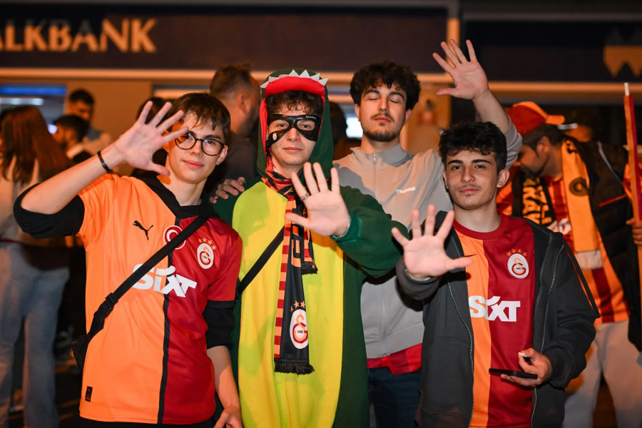 Người hâm mộ Galatasaray ám chỉ đội nhà đã 25 lần giành chức vô địch bóng đá Thổ Nhĩ Kỳ. 6.jpg