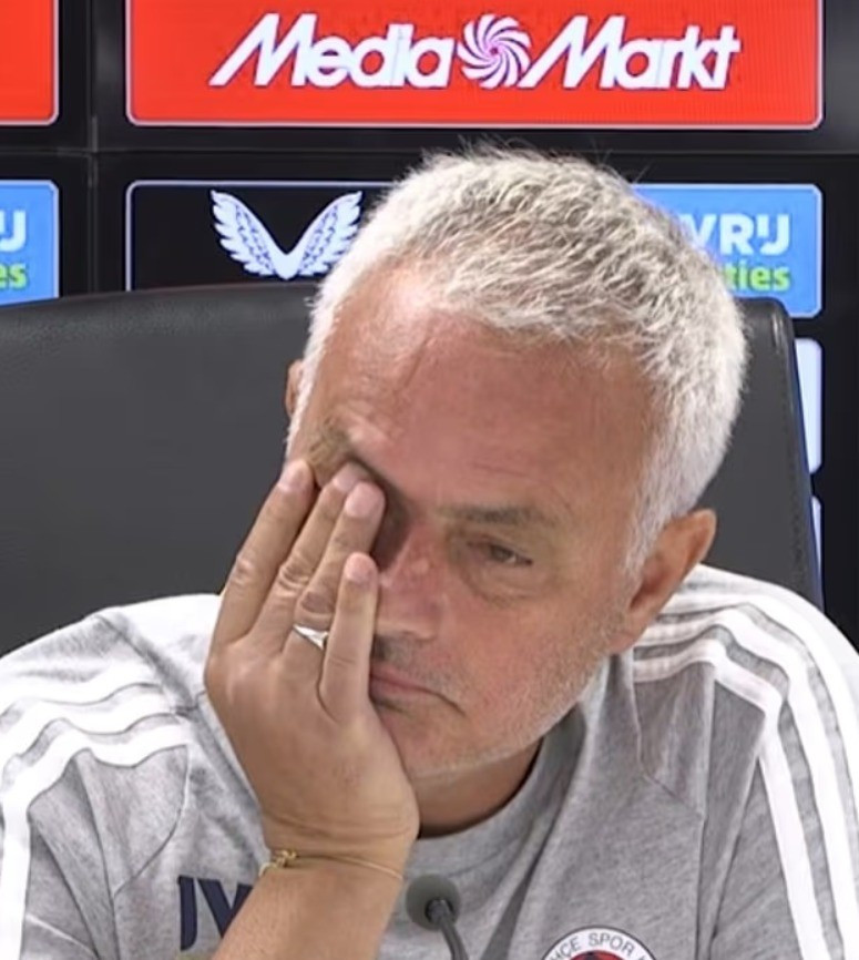 HLV Jose Mourinho rơi nước mắt khi nói về Jorge Costa trong buổi họp báo tại sân Feyenoord, Hà Lan ngày 5/8. 1.jpg