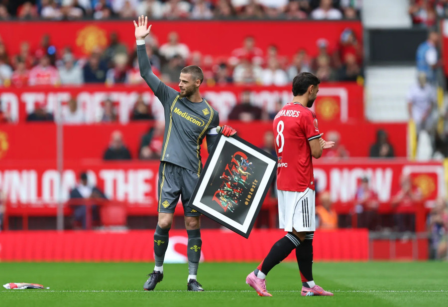 Thủ thành De Gea được chào đón nồng nhiệt khi trở lại Old Trafford đá giao hữu trước mùa giải mới. man-utd.jpg