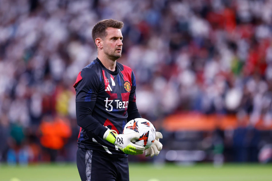 Thủ thành Tom Heaton cũng nhiều khả năng không được Man Utd tái ký. tom-heaton-manchester-united-war.jpg