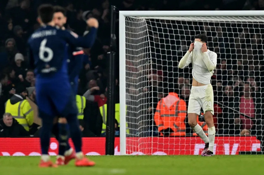 FA vừa ra án phạt với Arsenal (áo trắng) do vi phạm quy định phân bổ vé cho đội khách Man Utd ở FA Cup. arsrenal.jpg