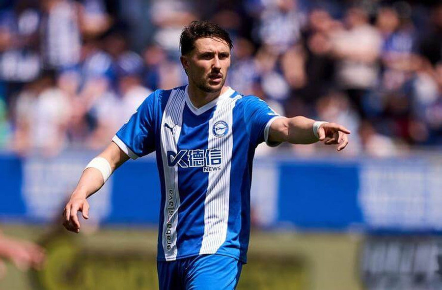 Trung vệ Facundo Garces trong màu áo câu lạc bộ Alaves thuộc La Liga. gara.jpg