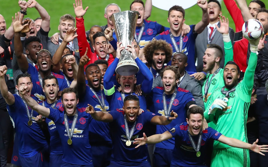 Man Utd vô địch Europa League năm 2017 nhưng bị Sevilla loại ngay vòng 1/8 Champions League mùa sau. man-1.jpg