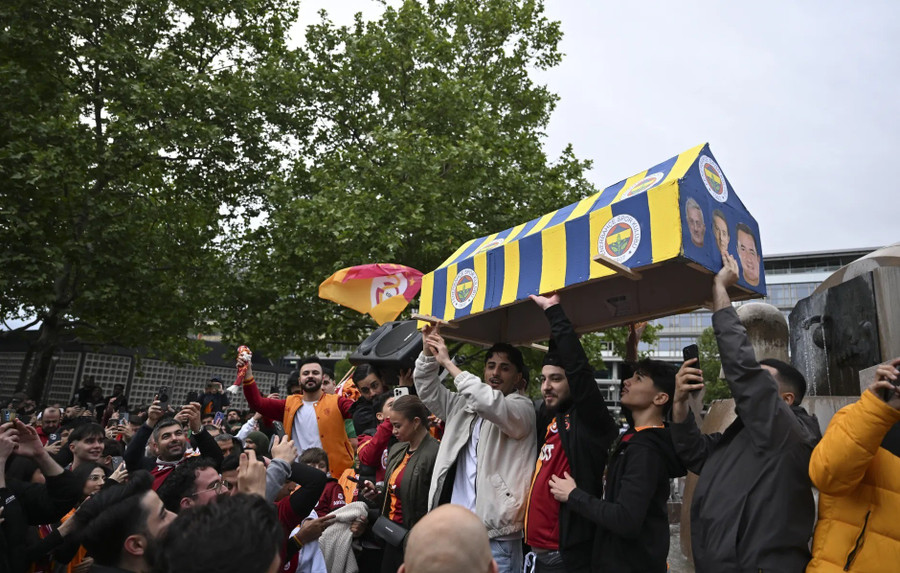 Cổ động viên Galatasaray mang quan tài chế giễu kình địch Fenerbahce. 1.jpg