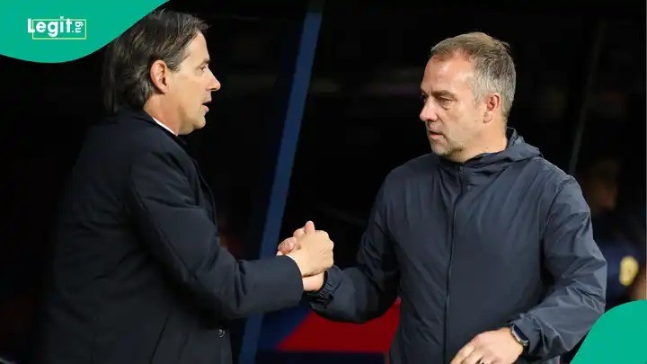 HLV Hansi Flick bắt tay đồng nghiệp Simone Inzaghi sau trận Barcelona hòa Inter Milan 3-3 ở lượt đi bán kết Champions League hôm 1/5 (giờ Hà Nội). internmal.jpg