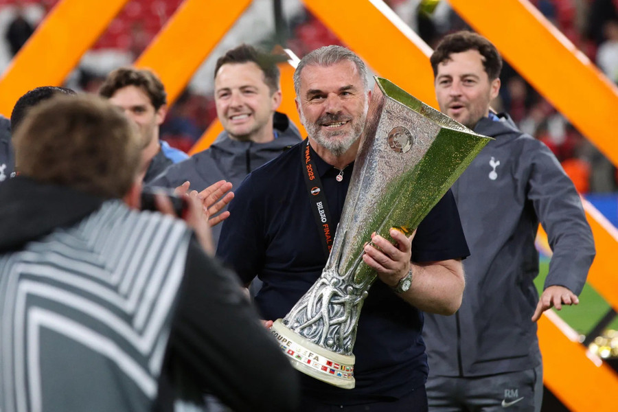 HLV Ange Postecoglou bị Spurs sa thải 16 ngày sau khi vô địch Europa League và giúp Tottenham chấm dứt cơn khát danh hiệu 17 năm. tottenham-hotspur-head-coach-ang.jpg