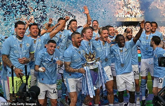 Kyle Walker nâng cao danh hiệu vô địch Ngoại hạng Anh trong mùa giải ăn ba lịch sử của Man City. waka.jpg