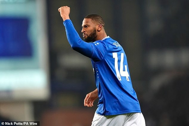 Beto là cầu thủ nhanh nhất còn lại trong hàng tiền đạo đang suy yếu của Everton 14.jpg