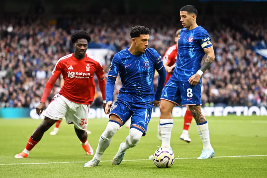 jadon-sancho-chelsea-runs-ball-9.jpg