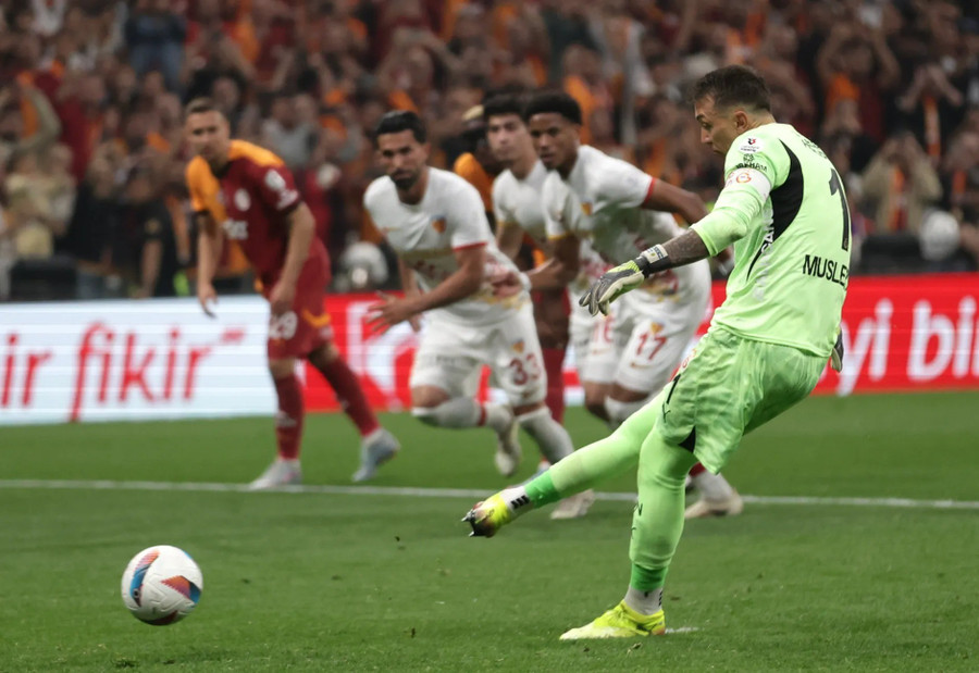 Thủ môn Fernando Muslera ghi bàn thắng thứ ba trong chiến thắng 3-0 của Galatasaray trước Kayserispor. 5.jpg