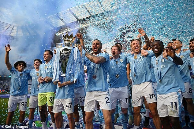 Hậu vệ kỳ cựu Kyle Walker (số 2) đoạt nhiều danh hiệu sau 8 năm gắn bó với Man City. man-city.jpg