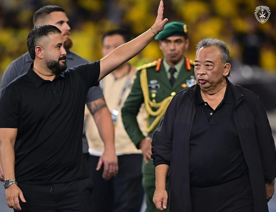Ông Tengku Abdul Rahman (bìa phải), Chủ tịch CLB Sri Pahang thừa nhận là người đã giới thiệu 7 cầu thủ nhập tịch cho FAM. mlat.jpg