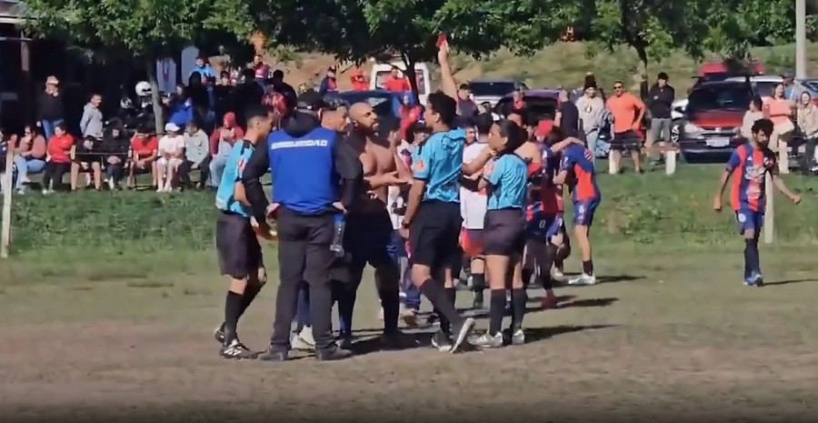 Cú húc đầu gây sốc xảy ra sau khi trọng tài Ferreira rút thẻ đỏ cho hai cầu thủ San Lorenzo huc-dau.jpg