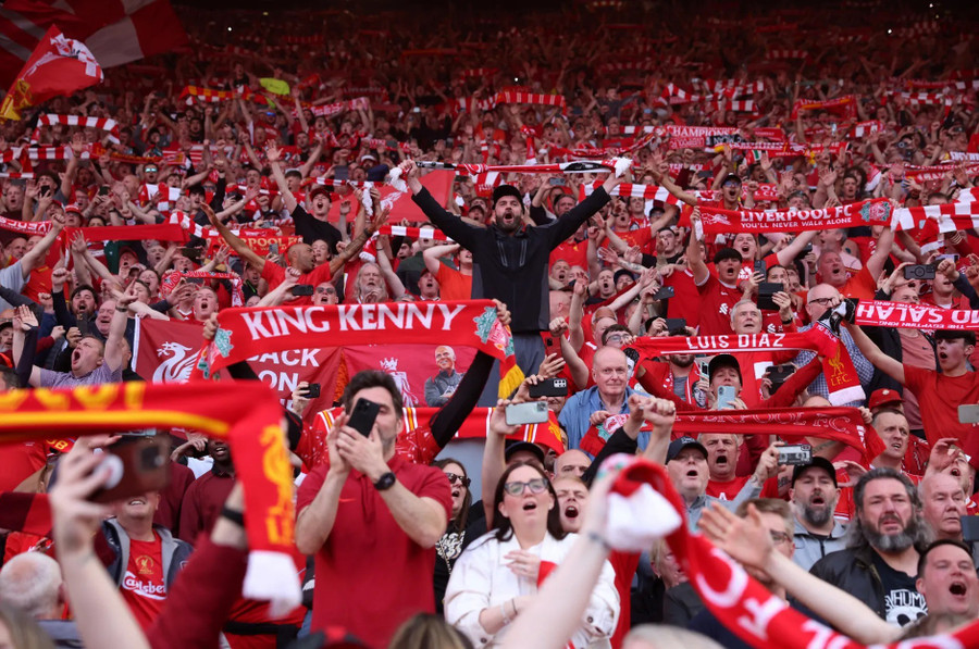 Cổ động viên Liverpool đã có 90 phút bùng cháy trước Tottenham hôm 27/4 và đội nhà đã đăng quang giải Ngoại hạng sớm 4 vòng đấu. liverpool-9.jpg