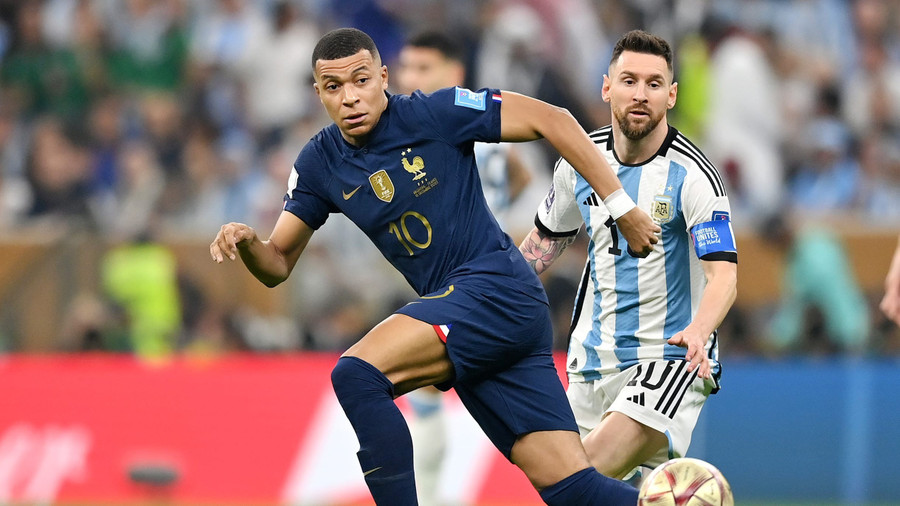 Mbappe trong màu áo tuyển Pháp và Messi trong màu áo tuyển Argentina. meessi.jpg