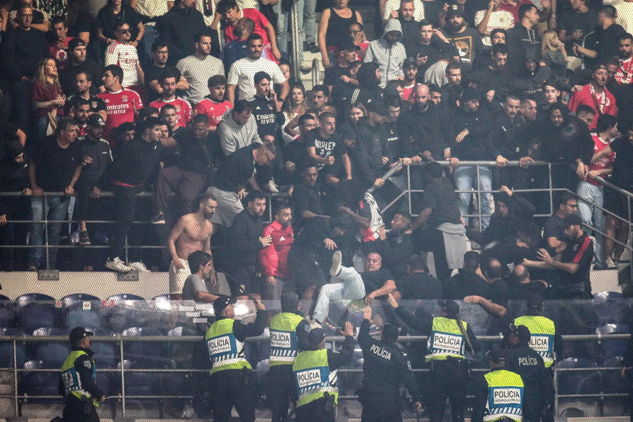 Các cổ động viên Benfica ẩu đả nhau trên khán đài trận gặp chủ nhà Porto. tai-xuong.jpg