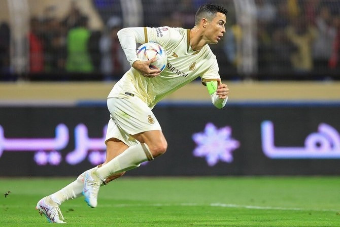 Ronaldo nhanh chóng nhặt bóng đưa về giữa sân sau khi ghi bàn đầu tiên vào lưới Al Fateh. ronaldo-7502.jpg