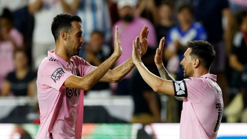 Tiền vệ Sergio Busquets và người đồng đội thân thiết Lionel Messi trong màu áo Inter Miami. messi.jpg