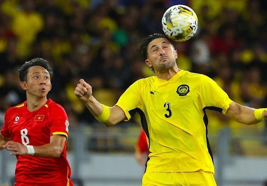 Trung vệ Facundo Garces chơi cho tuyển Malaysia. malaysia.jpg