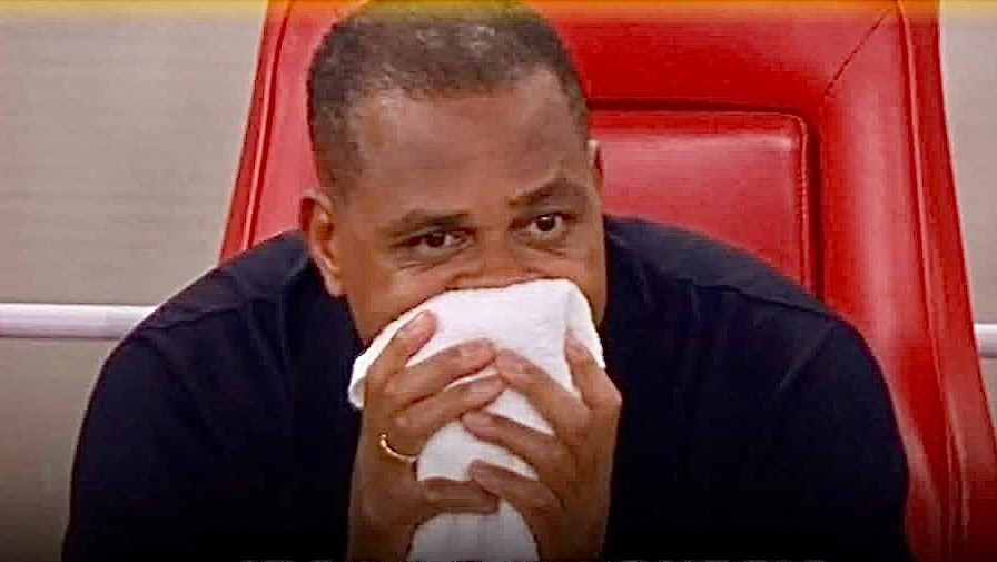 Hình ảnh HLV Patrick Kluivert thất thần sau trận thua Iraq 0-1 khiến Indonesia vỡ mộng dự World Cup 2026. indonesia-3315.jpg