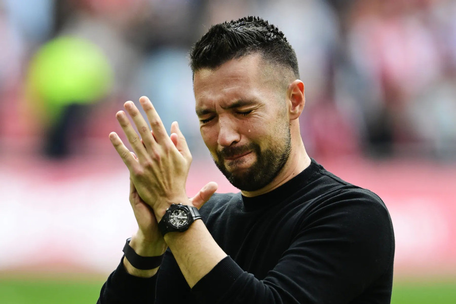 Chiến lược gia người Ý khóc ngay trên sân khi Ajax hụt chức vô địch Eredivisie đầy tiếc nuối. ha-lan-2.jpg