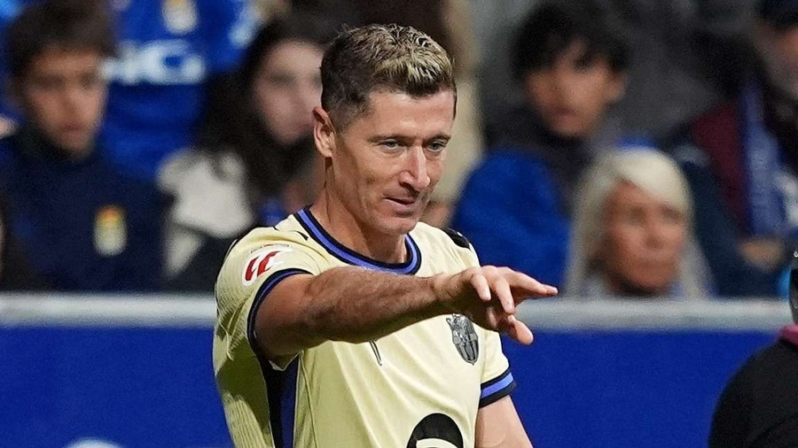 Robert Lewandowski mừng bàn thắng trong chiến thắng 3-1 của Barca trước tân binh Real Oviedo. barca-1.jpg