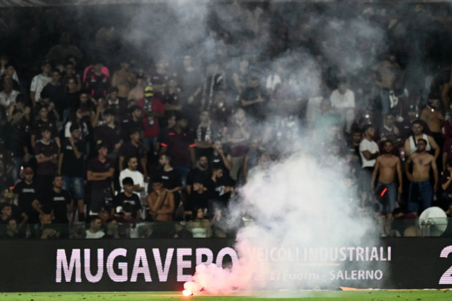 Trận play-off trụ hạng Serie B giữa chủ nhà Salernitana với Sampdoria đã bị hủy bỏ do người hâm mộ quậy phá tưng bừng trên khán đài. 2.jpg