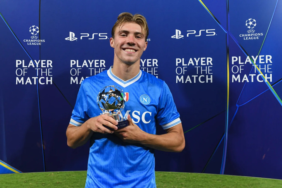 Rasmus Hojlund được vinh danh ‘Cầu thủ xuất sắc nhất trận’ Napoli thắng Sporting 2-1 ở lượt hai vòng bảng Champions League. 1.jpg