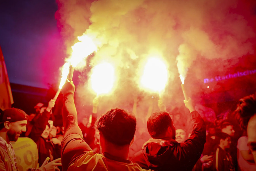 Cổ động viên Galatasaray tiệc tùng trên đường phố đến tận đêm khuya 19/5. 7.jpg
