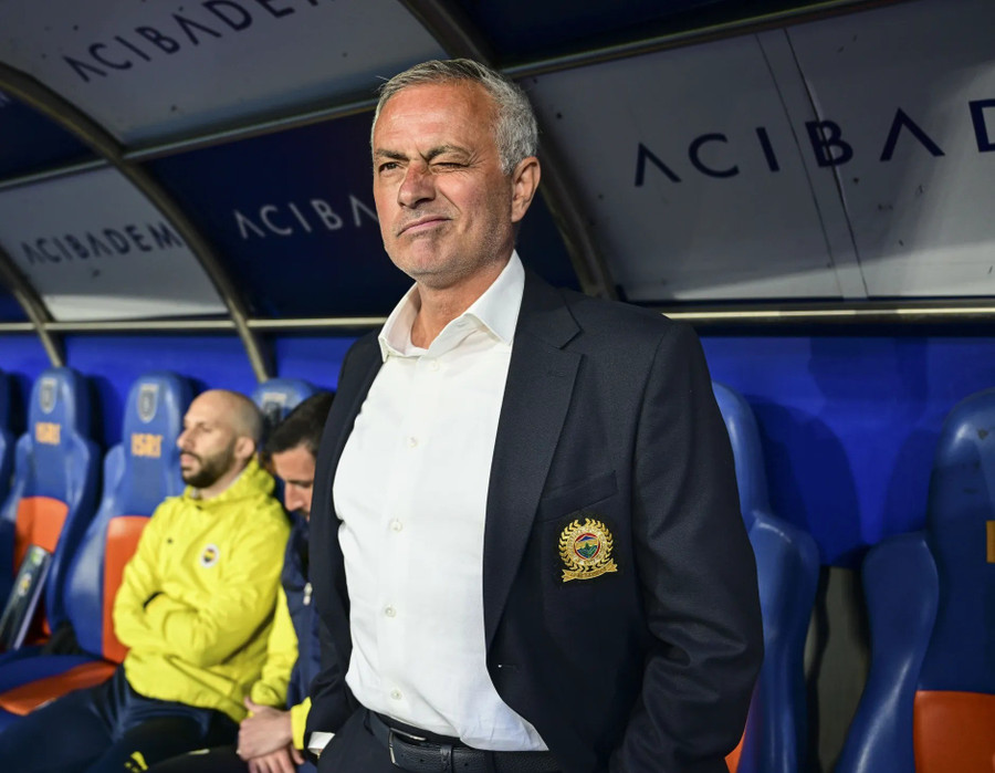 HLV Jose Mourinho là ứng cử viên sáng giá nhất để tiếp quản ghế nóng tại Old Trafford nếu người đồng hương Ruben Amorim ra đi. man-utd2.jpg