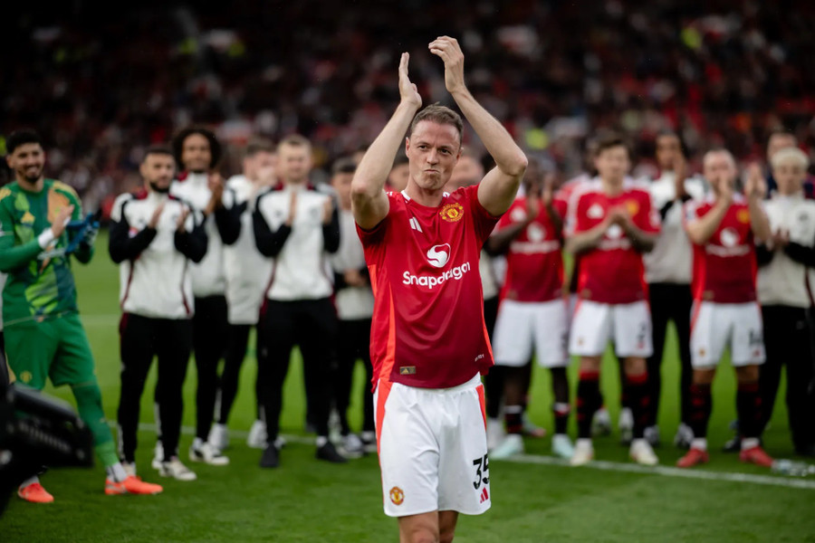 Christian Eriksen là một trong 10 cầu thủ bị Man Utd thông báo tìm bến đỗ mới. jonny-evans-manchester-united-ap.jpg