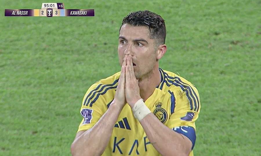 Ronaldo tỏ vẻ kinh ngạc khi không thể ghi bàn khiến đội nhà Al Nassr dừng bước ở bán kết AFC Champions League. ronaldo.jpg