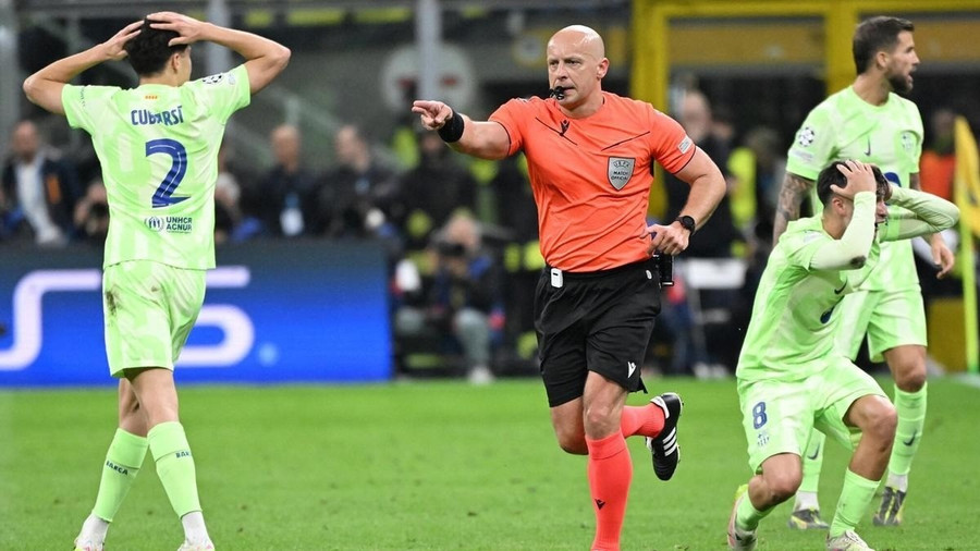 Barca phản ứng dữ dội các nhiều quyết định của trọng tài Szymon Marciniak ở trận lượt về bán kết Champions League gặp Inter Milan. trong-tai.jpg