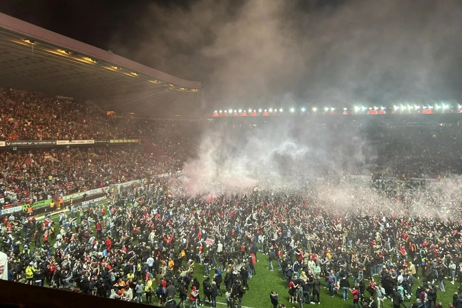 Cổ động viên Charlton cũng tràn xuống sân sau trận đấu với Wycombe. charton.jpg