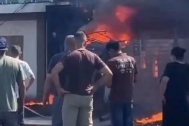 Một phần của tòa nhà bốc cháy sau vụ va chạm của máy bay, ngày 4/4/2026.