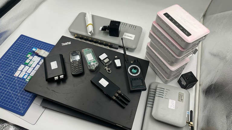 Cảnh sát Ba Lan thu giữ các thiết bị từ những nghi phạm người Ukraine.