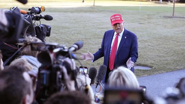 Tổng thống Mỹ Donald Trump trả lời các câu hỏi của phóng viên sau cuộc họp căng thẳng với Tổng thống Ukraine Vladimir Zelensky tại Nhà Trắng, ngày 28/2/2025.