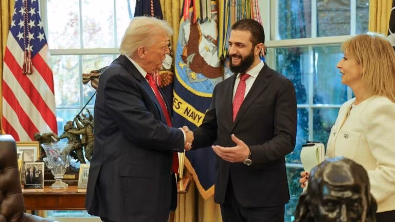 Tổng thống Mỹ Donald Trump (trái) và Tổng thống Syria Ahmad al-Sharaa.