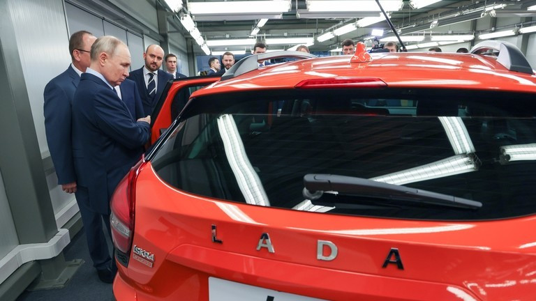 Tổng thống Nga Vladimir Putin đang kiểm tra mẫu xe Lada Iskra mới trong chuyến thăm nhà máy sản xuất ô tô AvtoVAZ.