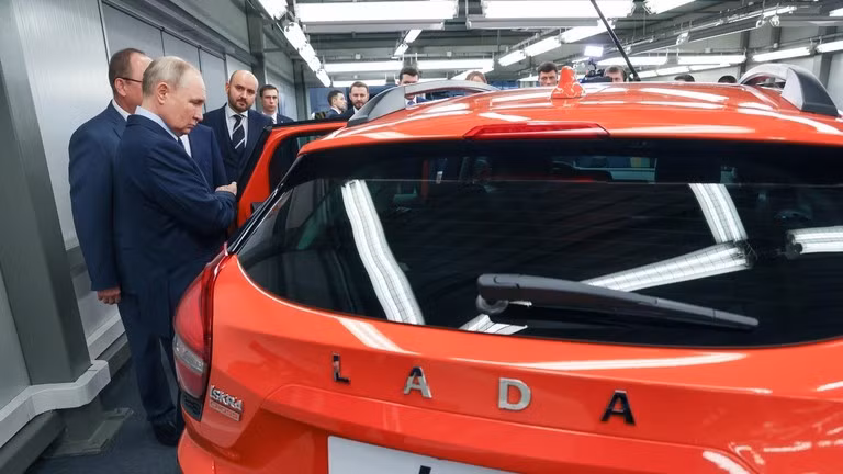 Tổng thống Nga Vladimir Putin đang kiểm tra mẫu xe Lada Iskra mới trong chuyến thăm nhà máy sản xuất ô tô AvtoVAZ.