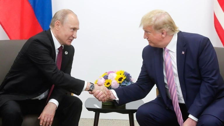 Cựu Tổng thống Mỹ Donald Trump (phải) gặp Tổng thống Nga Vladimir Putin tại hội nghị thượng đỉnh G20 tại Osaka, Nhật Bản, ngày 28/6/2019.