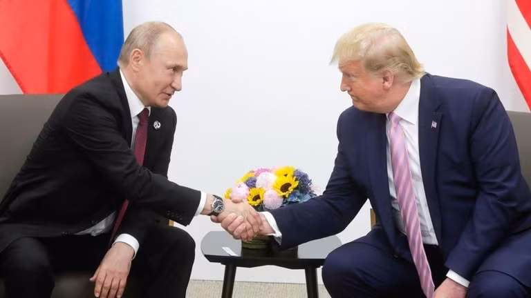 Cựu Tổng thống Mỹ Donald Trump (phải) gặp Tổng thống Nga Vladimir Putin tại hội nghị thượng đỉnh G20 tại Osaka, Nhật Bản, ngày 28/6/2019.