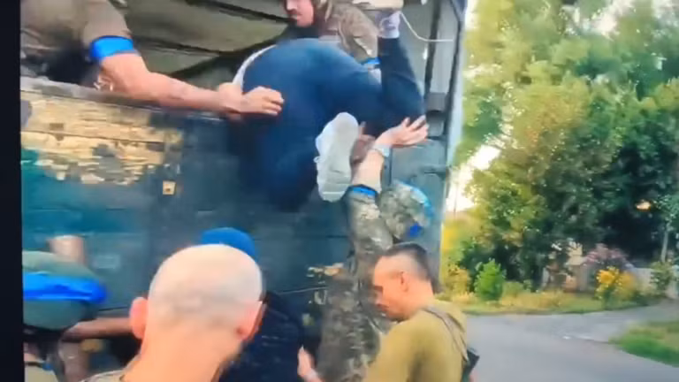 Thường dân Nga ở Kursk bị lính Ukraine bắt cóc.