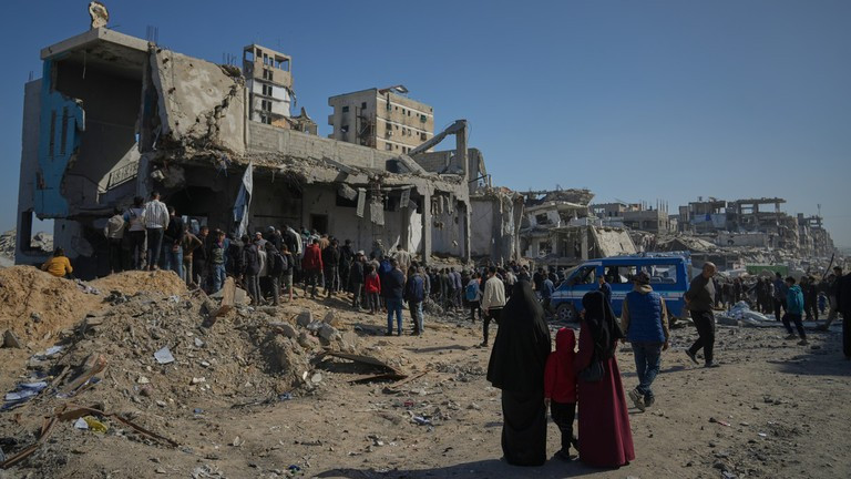 Người Palestine tìm kiếm thi thể và người sống sót sau một cuộc tấn công của Israel.