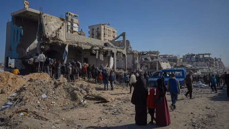 Người Palestine tìm kiếm thi thể và người sống sót sau một cuộc tấn công của Israel.