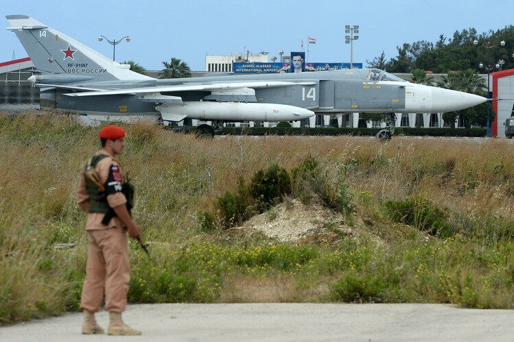 Chiến đấu cơ Su-24 của Nga trên đường băng tại căn cứ không quân Hmeimim ở Syria.