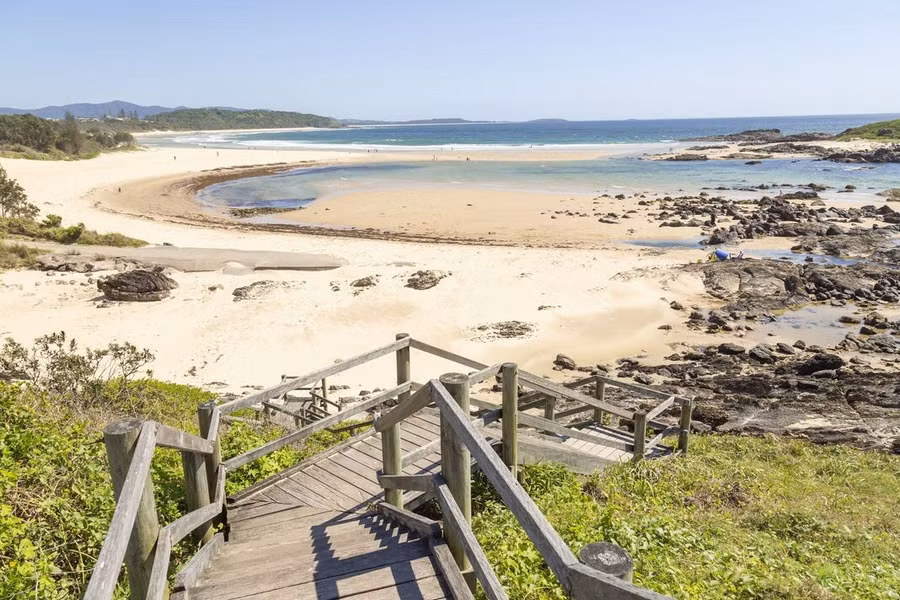 Bãi biển Cabarita, nơi cậu bé gặp nạn khi bị cá mập tấn công.