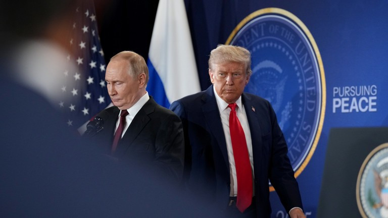 Tổng thống Mỹ Donald Trump (phải) và người đồng cấp Nga Vladimir Putin.