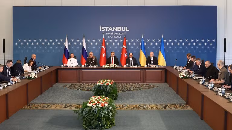 Các thành viên của phái đoàn tham dự vòng đàm phán trực tiếp thứ hai giữa Nga và Ukraine tại Cung điện Ciragan ở Istanbul, Thổ Nhĩ Kỳ, ngày 2/6/2025.