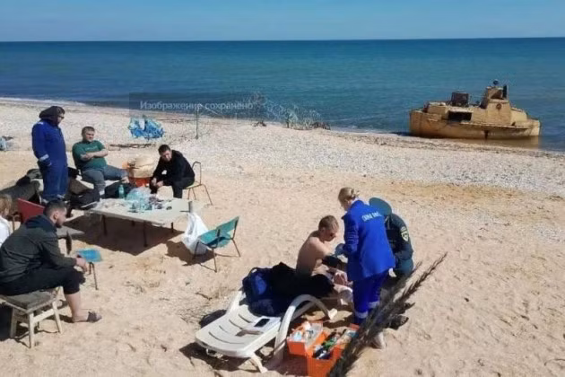 Lực lượng cứu hộ đang chăm sóc y tế cho những người bị thương được cứu sống từ con tàu bị chìm ở Biển Azov, ngày 5/4/2026.